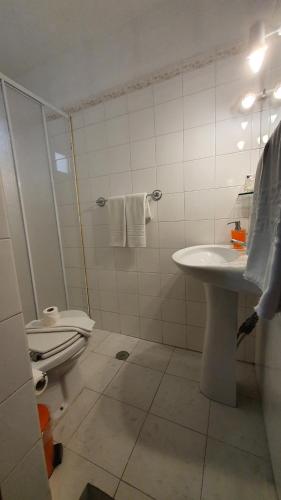 uma casa de banho com um WC e um lavatório em Hospedaria 5 Bicas em Aveiro