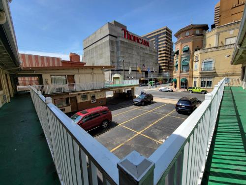 einen Balkon mit Blick auf einen Parkplatz in der Unterkunft Eldorado Atlantic City Beach Block in Atlantic City