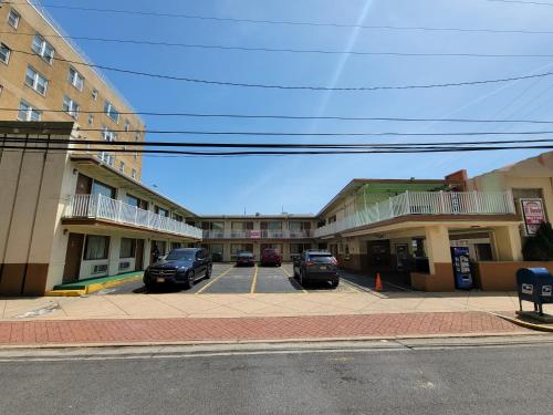 eine Stadtstraße mit Autos auf einem Parkplatz in der Unterkunft Eldorado Atlantic City Beach Block in Atlantic City