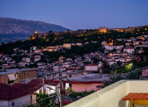 - Vistas a la ciudad por la noche en Patio Rooms Gjirokaster, en Gjirokastra