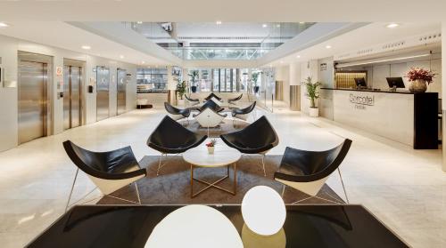 een vergaderzaal met stoelen en tafels in de lobby bij Sercotel Caspe in Barcelona