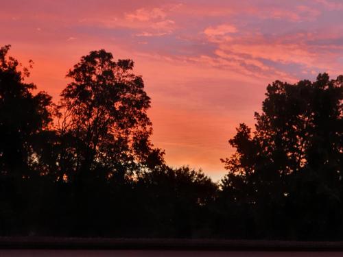 Sunrise o sunset na nakikita mula sa homestay o sa malapit