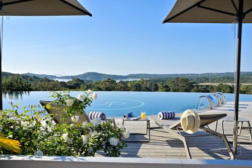 een terras met stoelen en uitzicht op het water bij U Paesolu in Sainte-Lucie de Porto-Vecchio