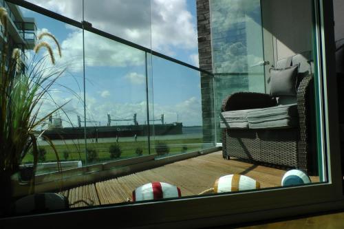 balcón con vistas al océano desde una ventana en NewPort Weser, NewPort Marina, en Bremerhaven