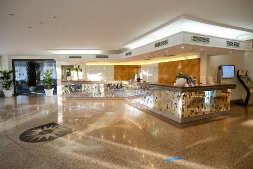 una hall con bar in un edificio di Grupotel Orient a Playa de Palma