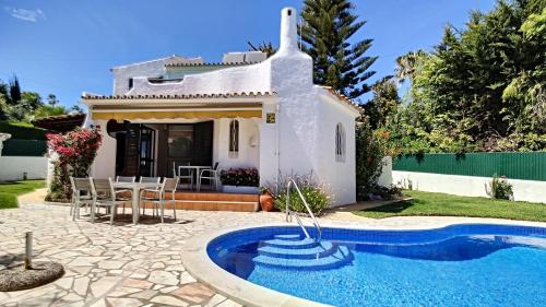 A piscina localizada em Villa Palmeira Galé Beach ou nos arredores