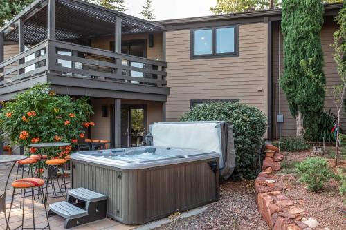 Sleek Sedona Abode with Hot Tub and Outdoor Hangout! tesisinin dışında bir bahçe