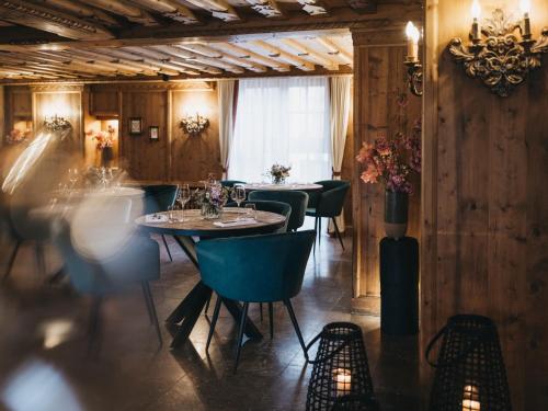 une salle à manger avec des tables et des chaises ainsi qu'une fenêtre dans l'établissement VAYA Seefeld, à Seefeld in Tirol