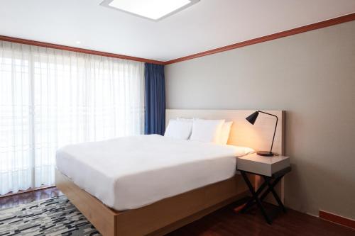 Tempat tidur dalam kamar di Sokcho Good Morning Hotel and Resort