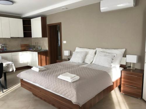 Second Home Apartments Miskolctapolca tesisinde bir odada yatak veya yataklar