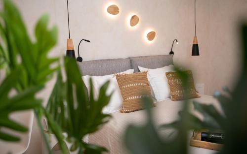 - une chambre avec un lit doté d'oreillers et de plantes dans l'établissement TERRA FOS NAXOS STUDIOS, à Naxos Chora