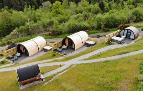 Vue de tête d'un groupe de tentes dans un champ dans l'établissement Highland Premier Glamping Pods, à Beauly