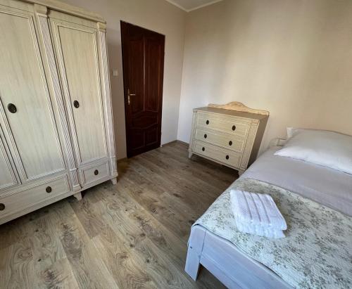 Cozy apartment close to Gdansk & Airport房間的床