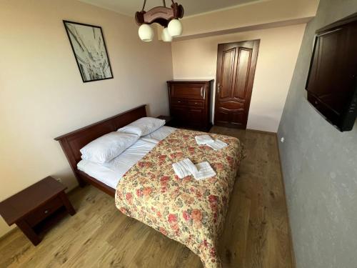 Cozy apartment close to Gdansk & Airport房間的床