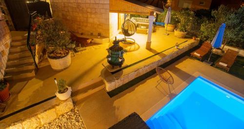 トロギールにあるVilla Marela with Heated Swimming Poolの家屋のスイミングプールの上から見える