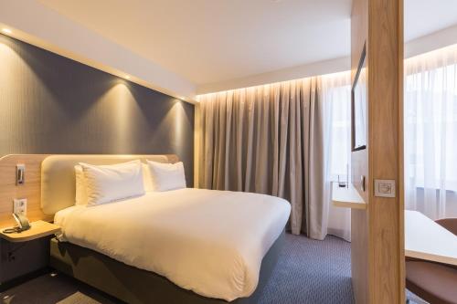 Holiday Inn Express Brussels-Grand-Place, an IHG Hotel में एक कमरे में एक या कई बेड