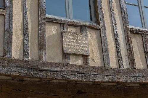 a sign on the side of a building at La Maison Pavie in Dinan