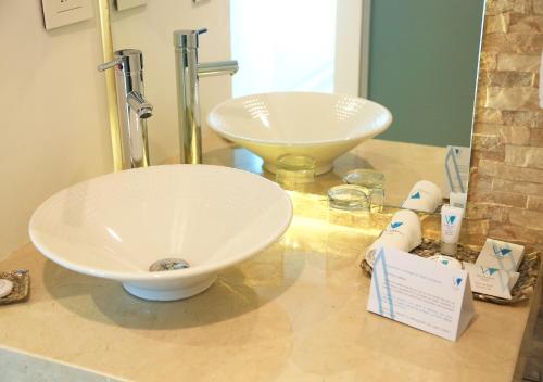 a bathroom counter with a sink and a mirror at Washington Plaza in Barranquilla