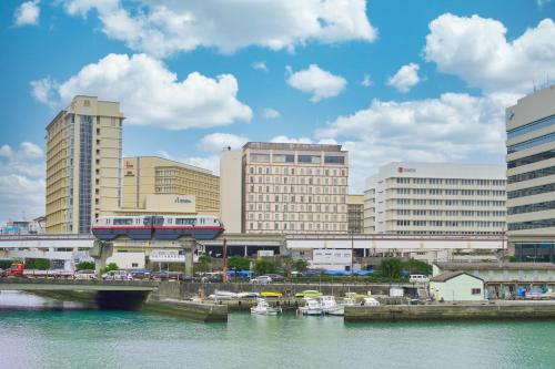 Pemandangan sungai yang mengalir di dekat hotel