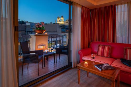 een woonkamer met een rode bank en een balkon bij Hotel Homs in Rome