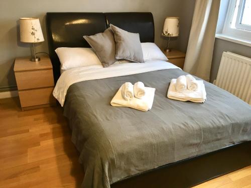 - une chambre avec un lit et des serviettes dans l'établissement Lovely Studio Room in the heart of Kingston upon Thames, à Kingston upon Thames