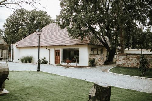 una casa bianca con un albero e un vialetto di Kaiser's Hof a Strass