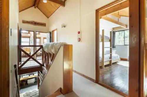 Habitación con escalera y espejo. en Mominoki Lodgeモミの木ロッジ, en Minakami