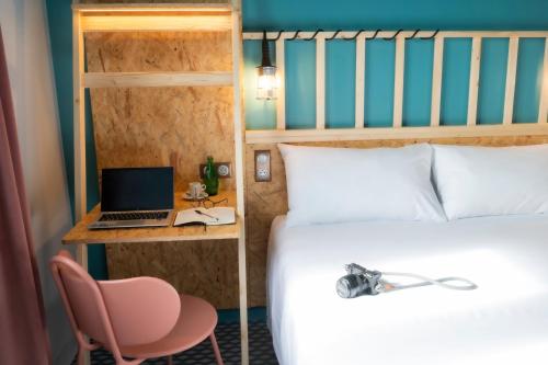 Tempat tidur dalam kamar di Birgit Hôtel Le Havre Centre