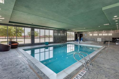 una gran piscina en un edificio en Best Western Plus Amarillo East Hotel, en Amarillo