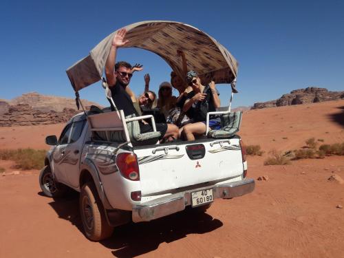 אורחים שוהים ב-WadiRum Mobile Camp