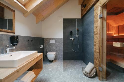 bagno con lavandino e doccia di SunApart by Apart4you a Haus im Ennstal