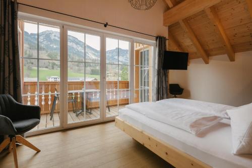 una camera con un letto e una grande finestra di SunApart by Apart4you a Haus im Ennstal