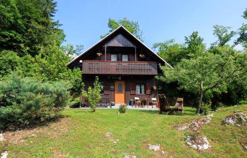 een klein huis midden in een tuin bij Počitniška hiša ErOs in Bohinj