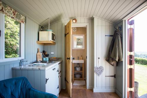 Una cocina o cocineta en Little Idyll shepherds hut