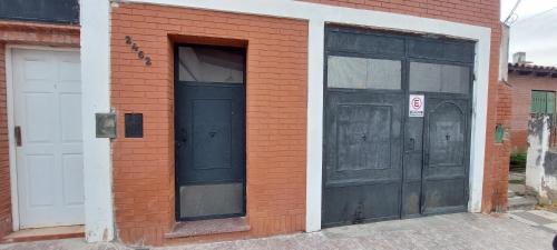 dos puertas en el lateral de un edificio de ladrillo en Casa de La Lila, en Salta