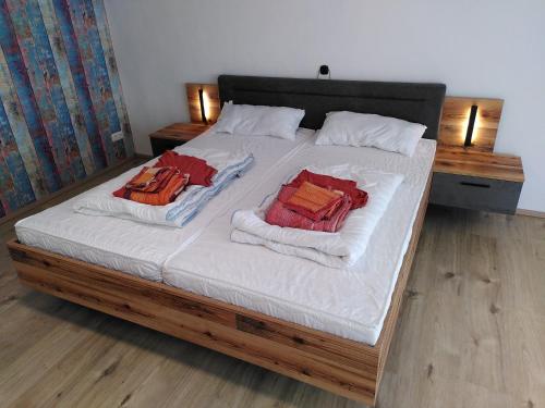 uma cama grande com duas almofadas em cima em Hostel Bad Salzig em Boppard