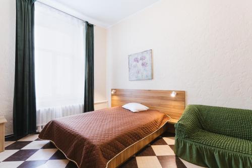 - une chambre avec un lit, une chaise et une fenêtre dans l'établissement Mini hotel Non-Stop, à Kiev