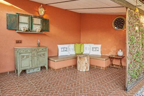 um quarto com dois bancos e um armário de madeira em Casa Recanto da Horta - Casas com EnCanto em Reguengos de Monsaraz