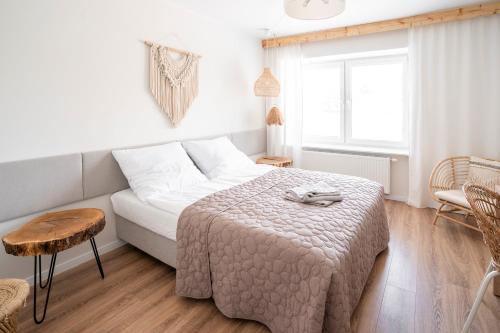 Cama ou camas em um quarto em BOHO Butikowe Apartamenty Jastrzębia Góra