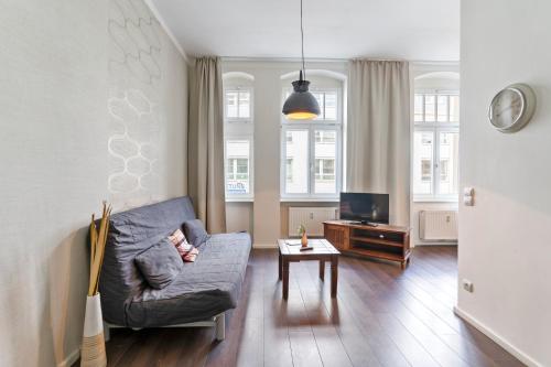 małe dziecko leżące na kanapie w salonie w obiekcie Dresden Neustadt Apartments w Dreźnie