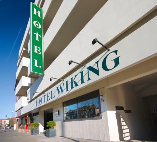 キールにあるHotel Wikingの建物脇のホテル当選記号