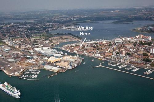 eine Luftansicht eines Hafens mit Booten im Wasser in der Unterkunft Quayside Quarters in Poole