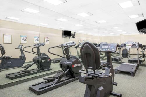 un gimnasio con varias cintas de correr y máquinas elípticas en Days Inn & Suites by Wyndham York, en York