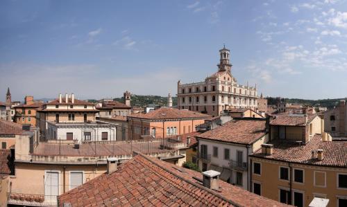 Vedere generală la Verona sau o vedere a orașului de la acest hotel