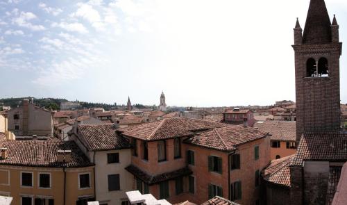 Vedere generală la Verona sau o vedere a orașului de la acest hotel