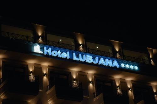 een hotel ludholm bord aan de zijkant van een gebouw bij Hotel Lubjana in Durrës