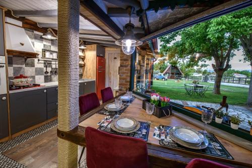 una sala da pranzo con tavolo e una grande finestra di Traditional Guesthouse a Tríkala