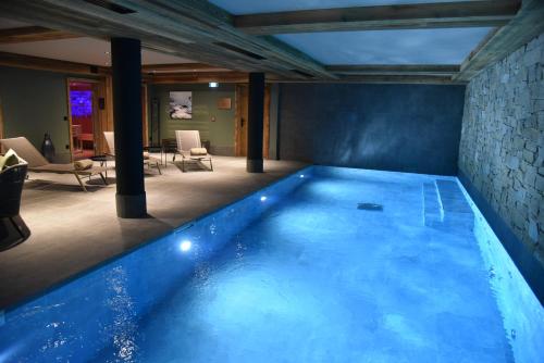 A piscina localizada em Hotel MONT-BLANC VAL D'ISERE ou nos arredores