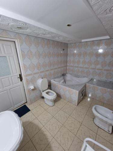 ein Badezimmer mit einem WC, einer Badewanne und einem Waschbecken in der Unterkunft Dar Tanger Medina in Tangier