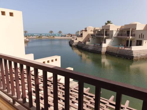 uma varanda com vista para o rio em Peaceful Private Villa at Five Star Beach Resort em Ras al-Khaimah